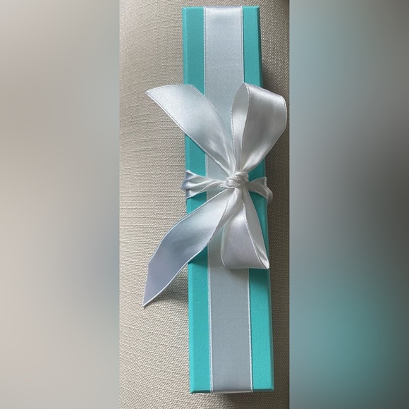 Tiffany T Smile Bracelet in Yellow Gold - Picture 10 of 13